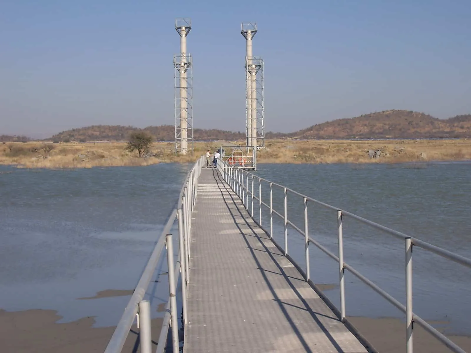 Lange Jetfloat Pontonbrücke mit Geländer