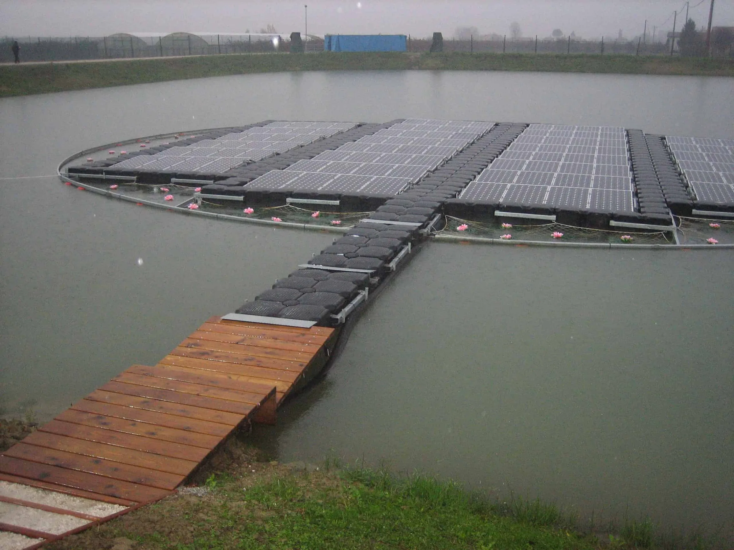 Schwimmende Photovoltaik-Anlage auf Jetfloat Elementen