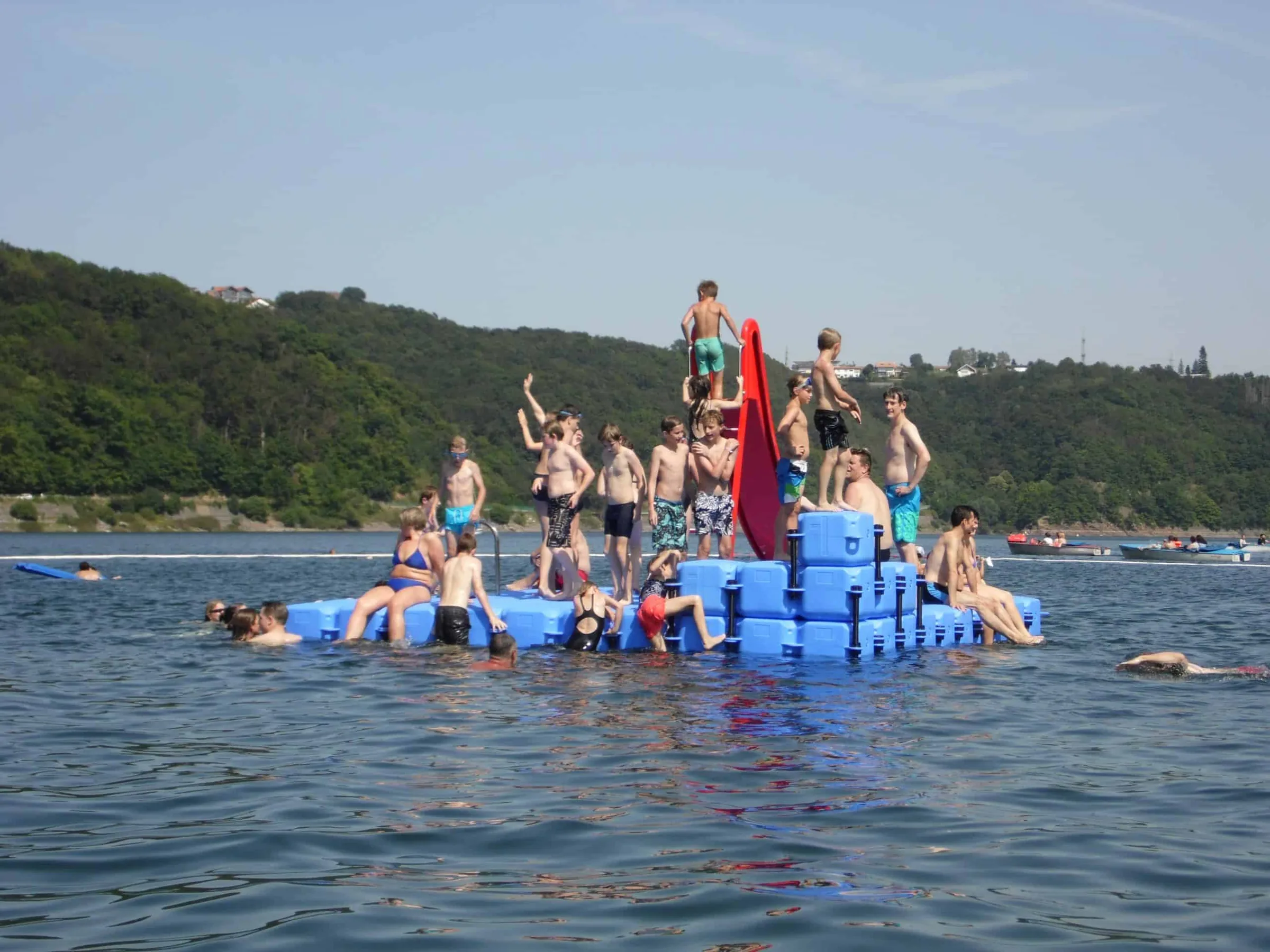 Kinder auf einer Jetfloat Badeinsel