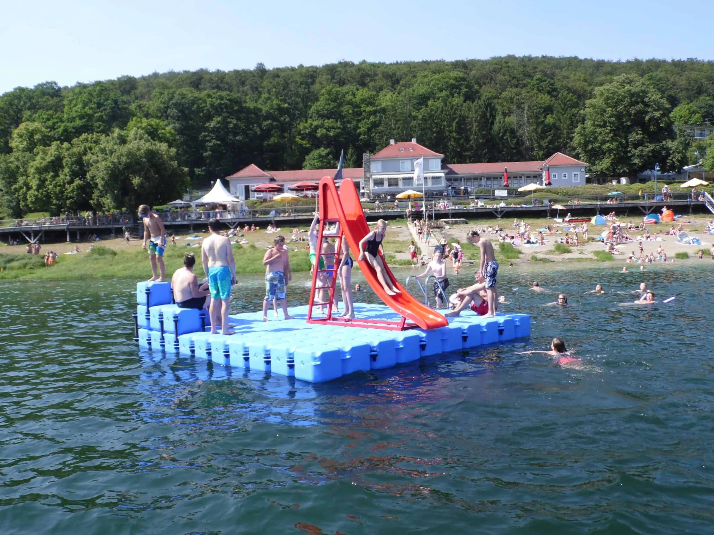 Badeplattform mit Rutsche an einem See