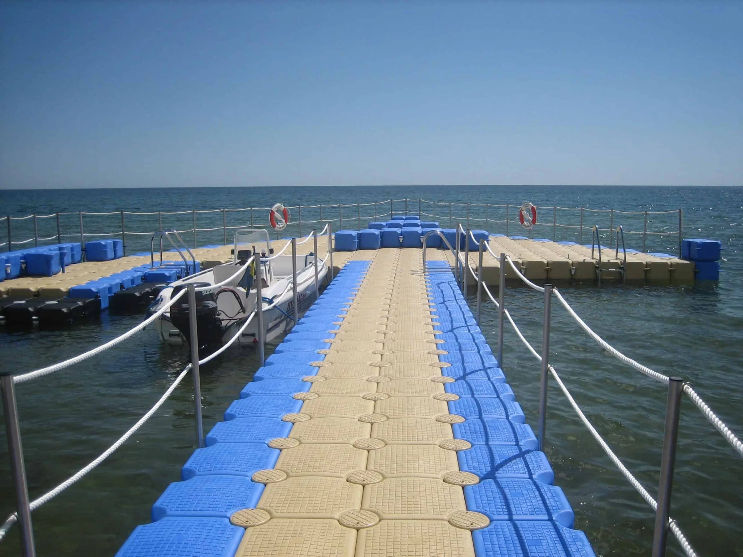 Jetfloat Steg mit sandfarbenem Mittelgang und blauen Rändern