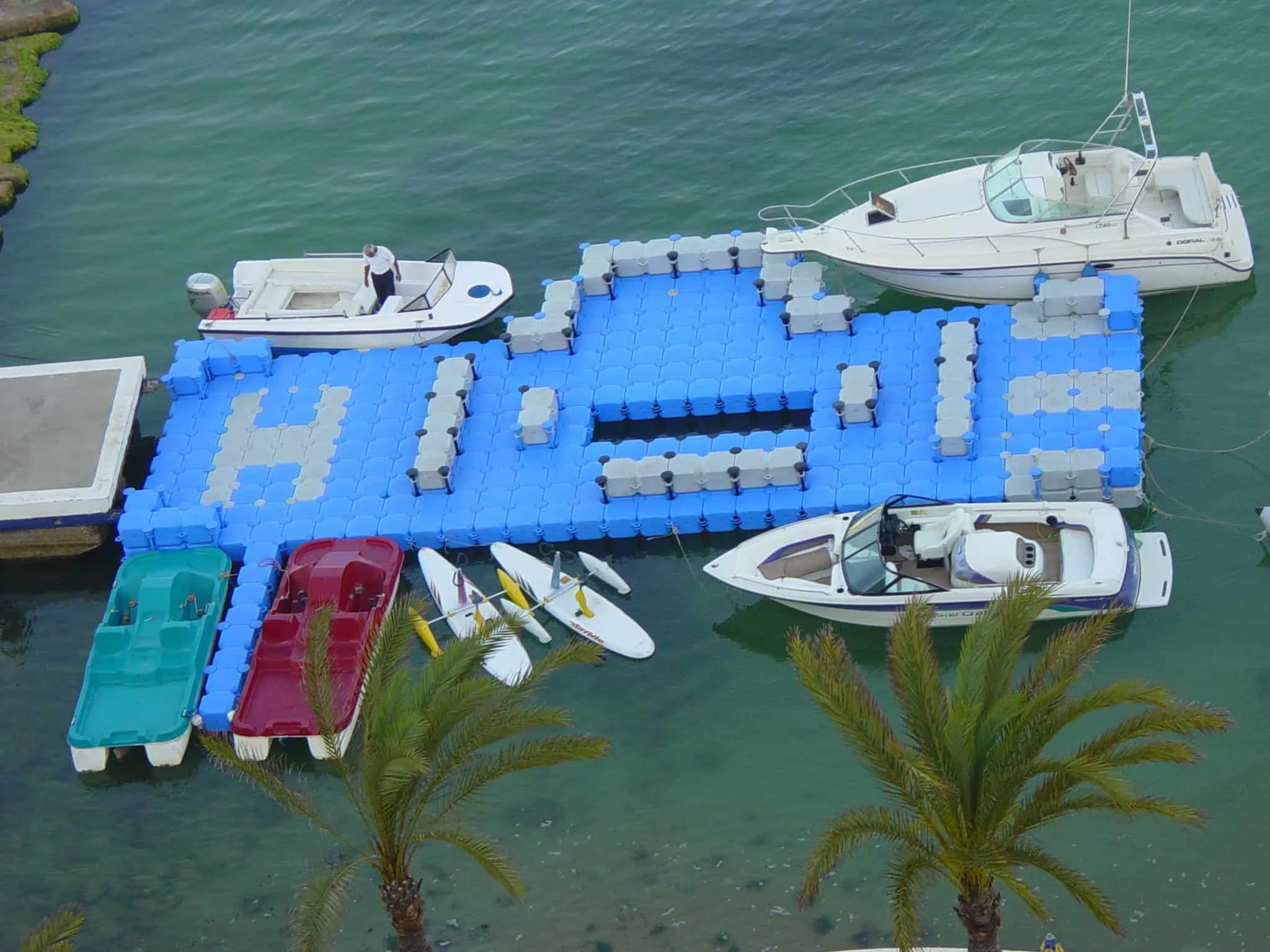 Jetfloat Marina mit Motorbooten