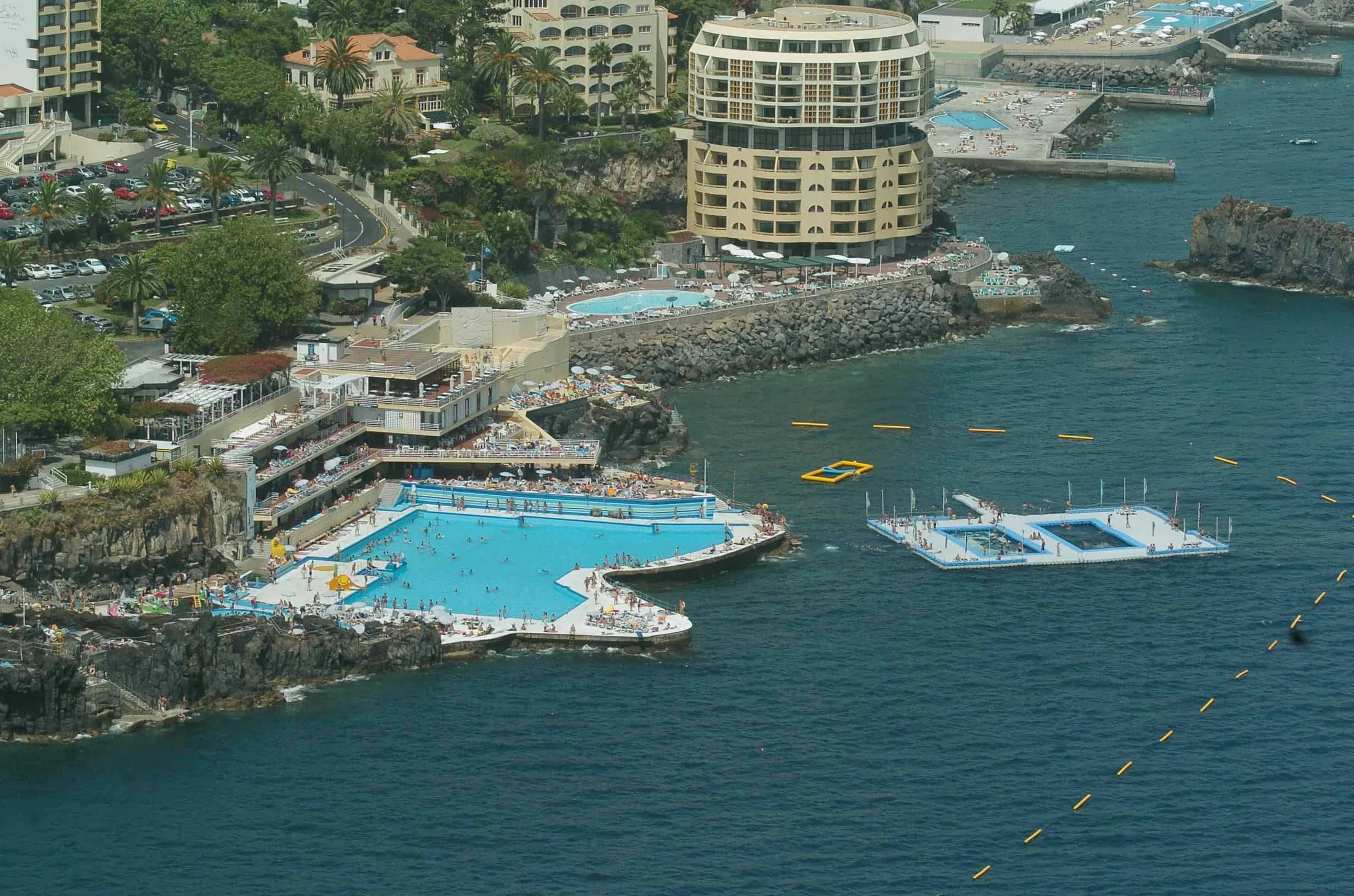 Jetfloat Badeinseln vor einer Hotelanlage am Meer
