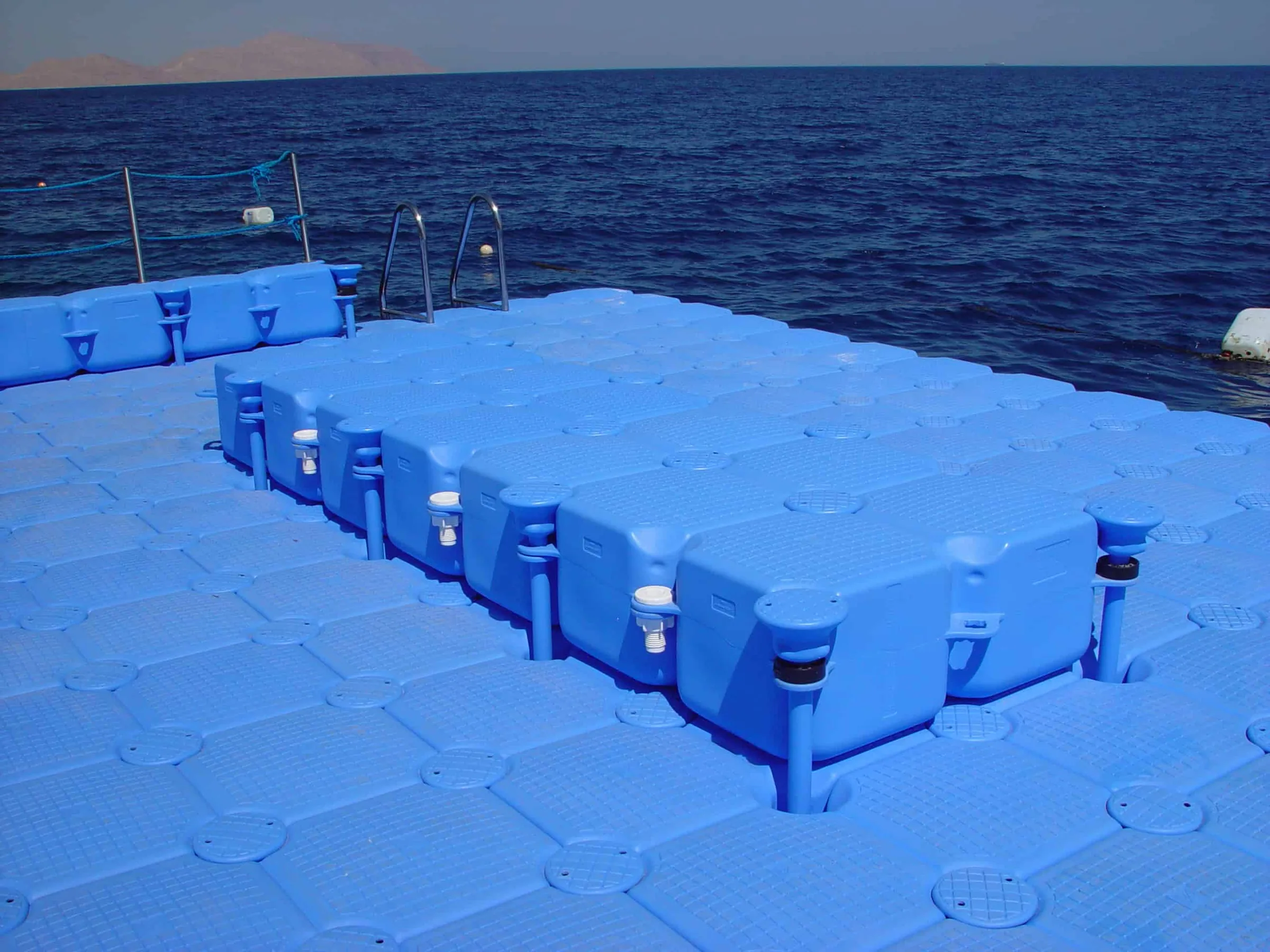Blaue Jetfloat Plattform auf offenem Meer