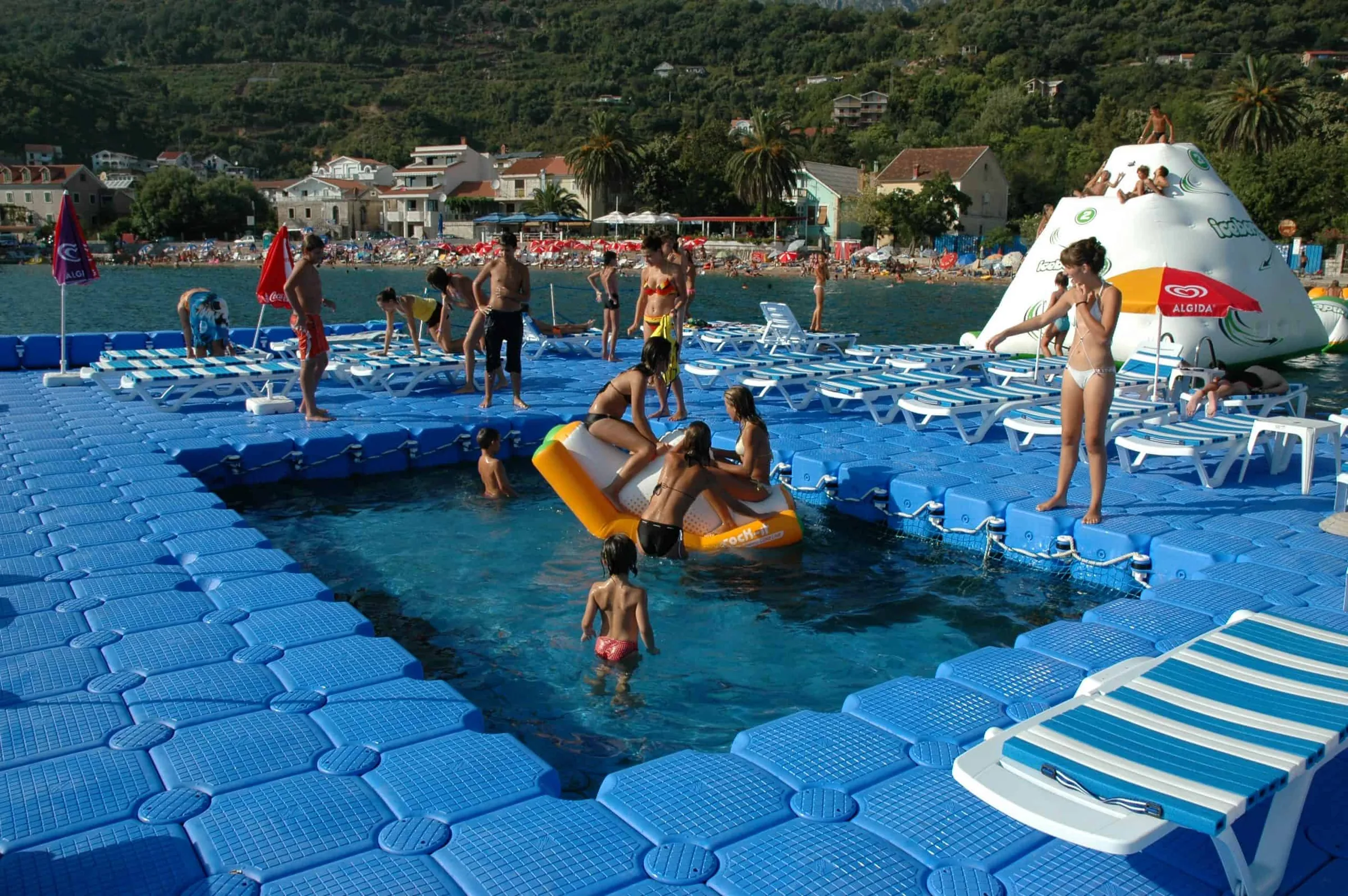 Schwimmbecken-Plattform mit Badegästen