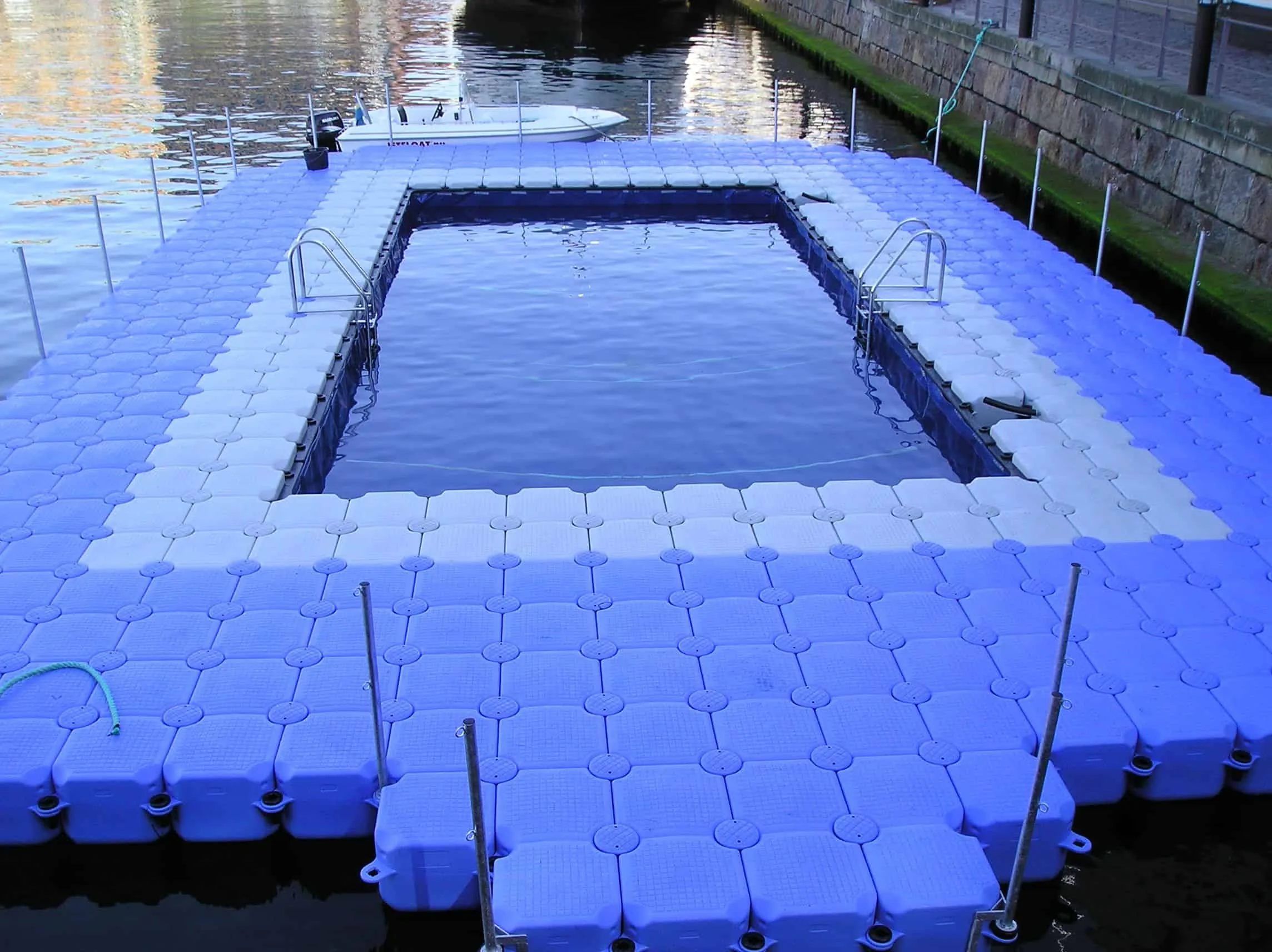 Schwimmender Pool aus blauen Jetfloat Elementen