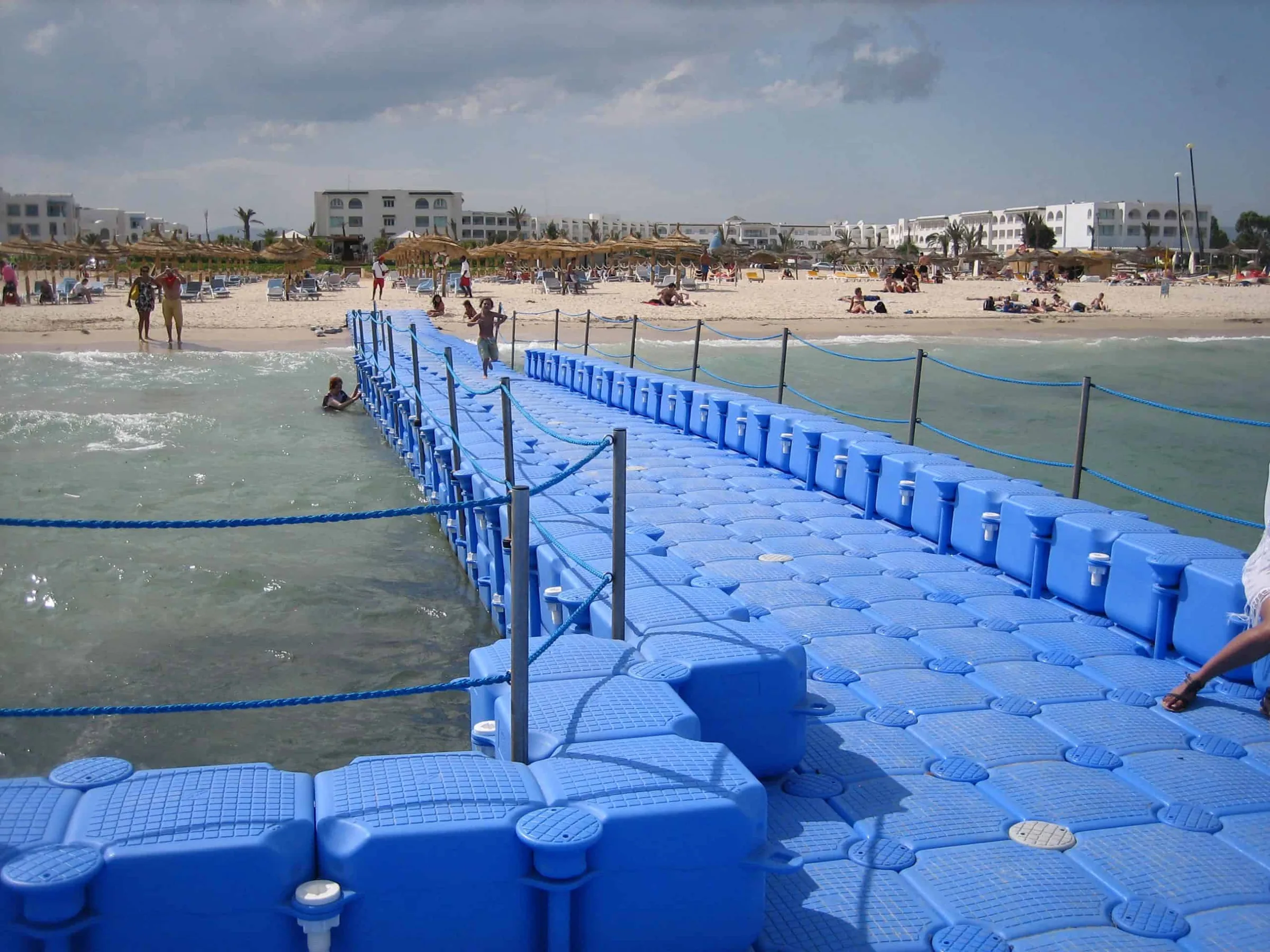 Lange Jetfloat Seebrücke an einem Ostseestrand