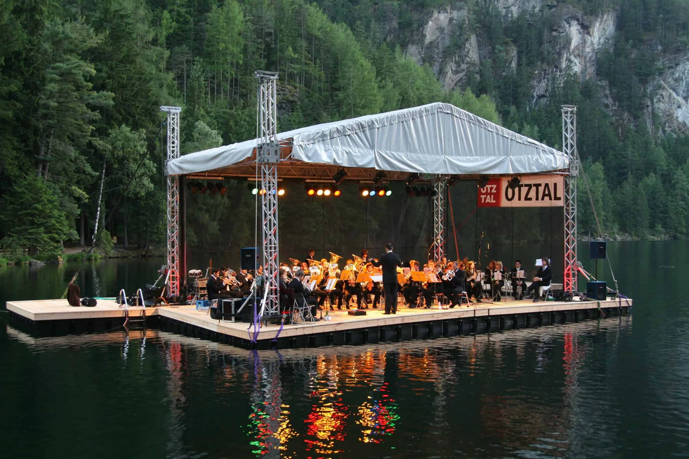Orchester auf einer schwimmenden Jetfloat Bühne