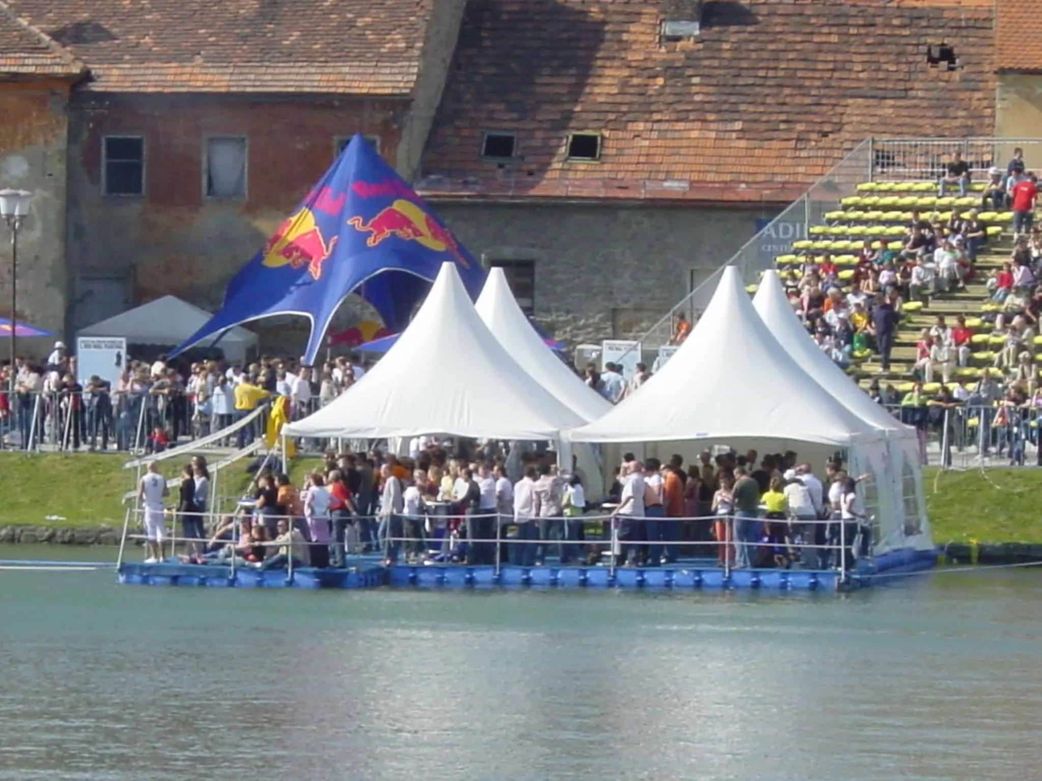 Event-Zelte auf einer großen Jetfloat Plattform