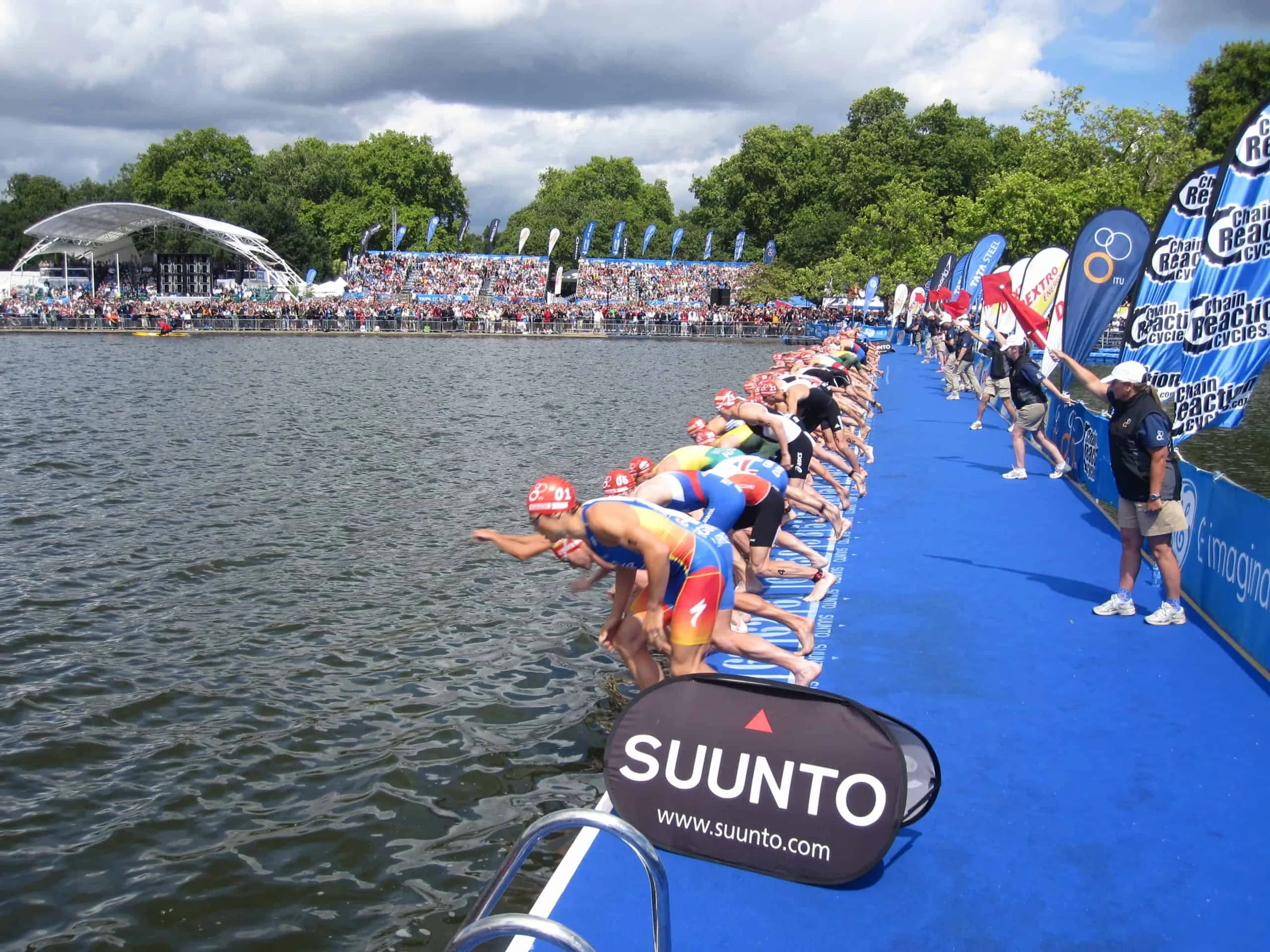 Triathlon-Start von einem Jetfloat Steg