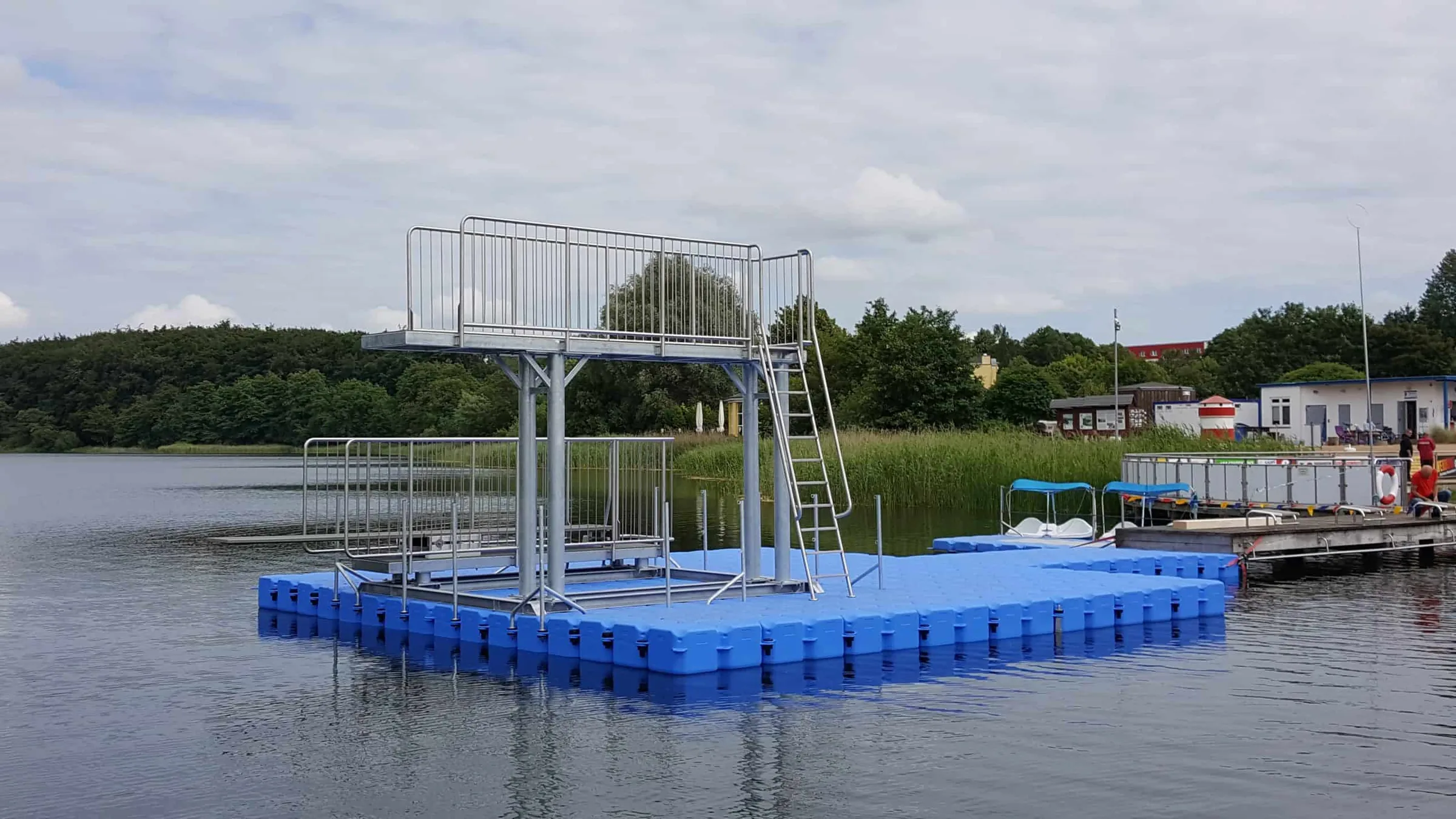 Sprungturm auf einer Jetfloat Plattform