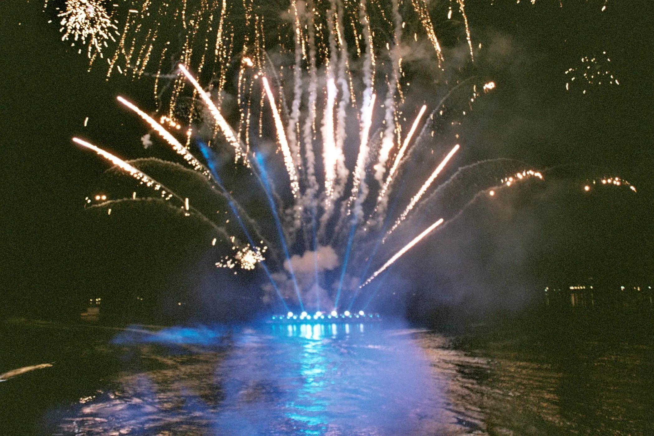 Feuerwerk von einer Jetfloat Plattform