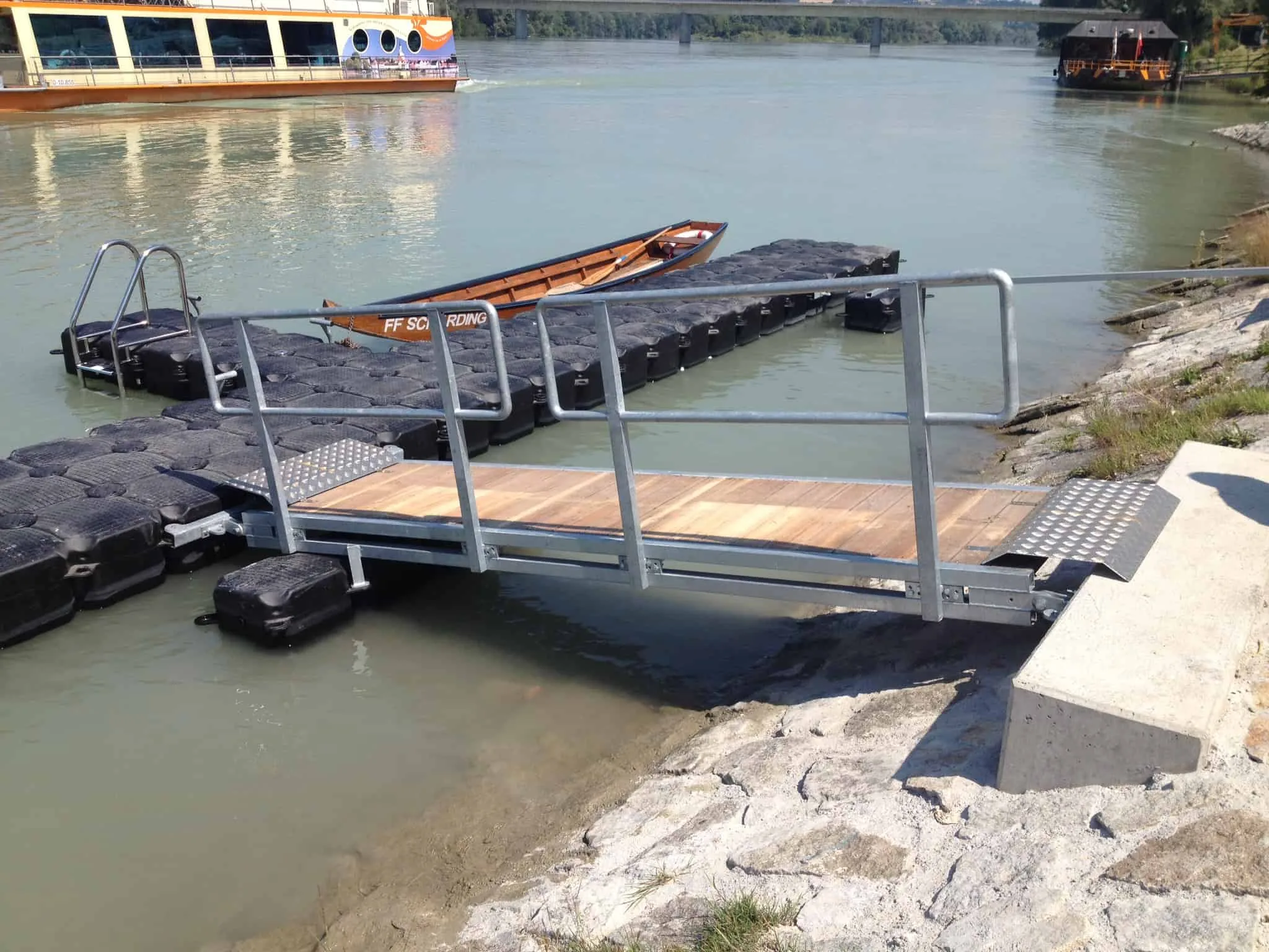 Jetfloat Zugangsbrücke aus Stahl an einem Flussufer